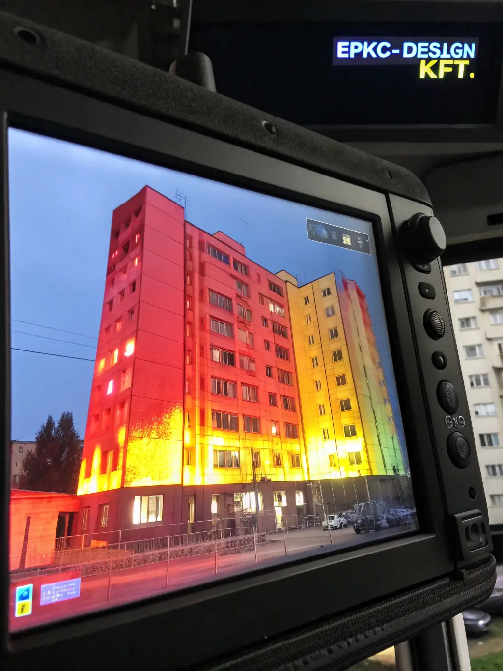 A thermal imaging camera showing the heat loss from a poorly insulated building versus a building insulated by Épkő-design Kft., emphasizing energy savings.